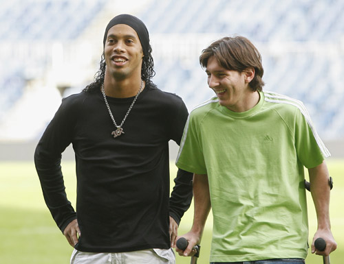 西媒：阿联酋企业慷慨赠送，巴萨球员喜获黄金iPhone（西媒：阿联酋企业豪赠金版iPhone，巴萨球员集体获礼）