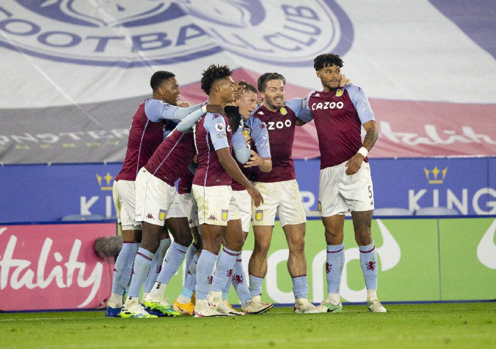 拉普拉塔大学生抗议阿足协新规，背身列队迎接联赛冠军罗萨里奥（为抗议阿足协新政，拉普拉塔大学生背对列队致意联赛冠军罗萨里奥）