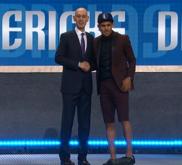 美记：东契奇可能在圣诞大战对阵火箭时复出（美记：东契奇或将于圣诞节与火箭的比赛中复出）