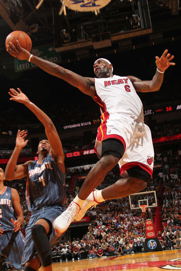 库蒂尼奥为小儿子庆祝生日，一家人身穿他效力过球队的球衣（库蒂尼奥为幼子庆生，全家身披其曾效力俱乐部球衣）