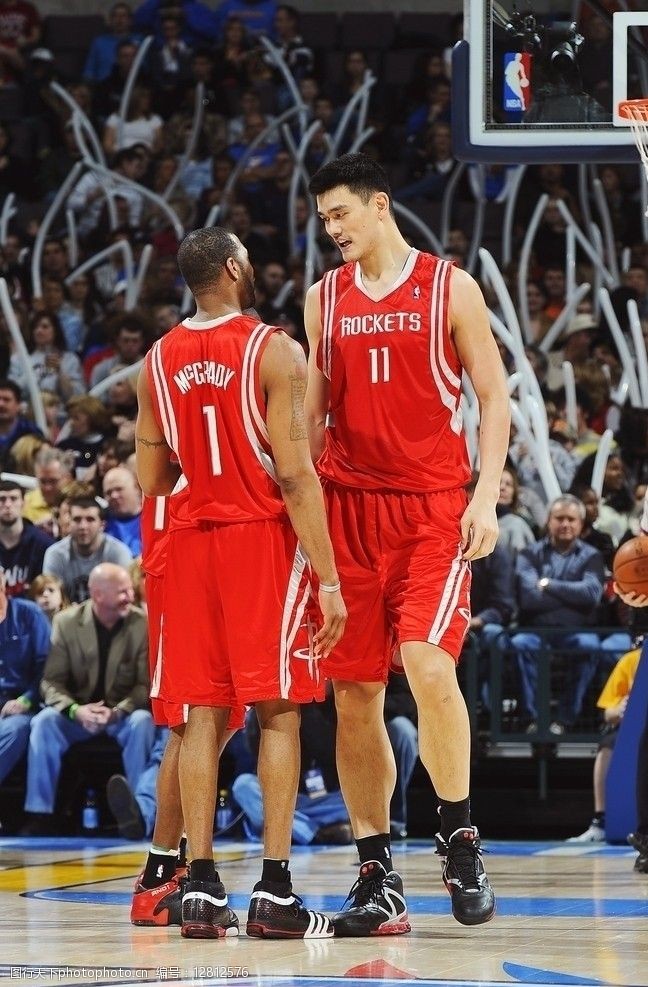 熟悉么？图片报：慕尼黑1860极端球迷在拜仁训练场涂鸦（似曾相识？图片报：慕尼黑1860极端球迷在拜仁训练基地喷涂涂鸦）