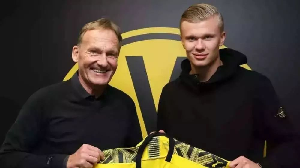 互致问候，U17世界杯期间日本队与墨西哥队在酒店相互列队致意（U17世界杯期间酒店相遇：日本队与墨西哥队列队互致问候）