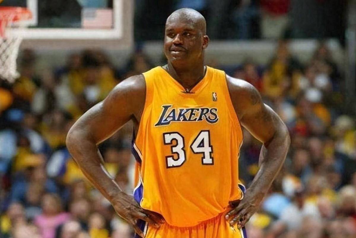 稳定输出！张镇麟半场5中3拿到8分2助1帽（张镇麟半场5投3中砍下8分2助攻1封盖，表现稳健）