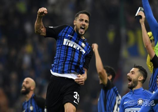 赛后众生相｜詹姆斯独自落寞离场 杜兰特兴奋难掩（赛后百态：詹姆斯孤身黯然离场，杜兰特喜形于色）