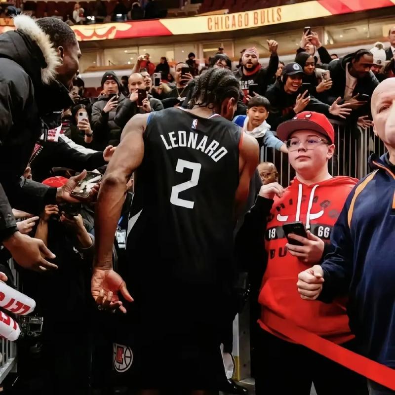 官方：今年NBA杯半决赛观赛量超4亿，社媒浏览量增长126%（官方称今年NBA杯半决赛累计观看量突破4亿，社媒浏览量同比增长126%）