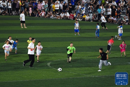 欧冠2-1逆转！巴萨天降神兵：后卫3分钟梅开二度创历史，逼近前八（欧冠2-1翻盘！巴萨奇兵突袭：后卫3分钟梅开二度改写历史，八强在望）