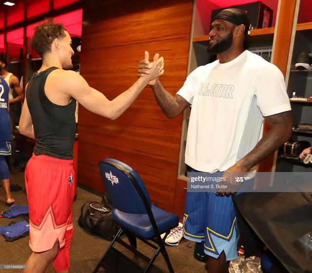 DO：巴萨、曼城、巴黎都有意阿克利乌什，他更可能明夏转会（DO：巴萨、曼城、巴黎均有意阿克利乌什，明夏转会可能性更大）