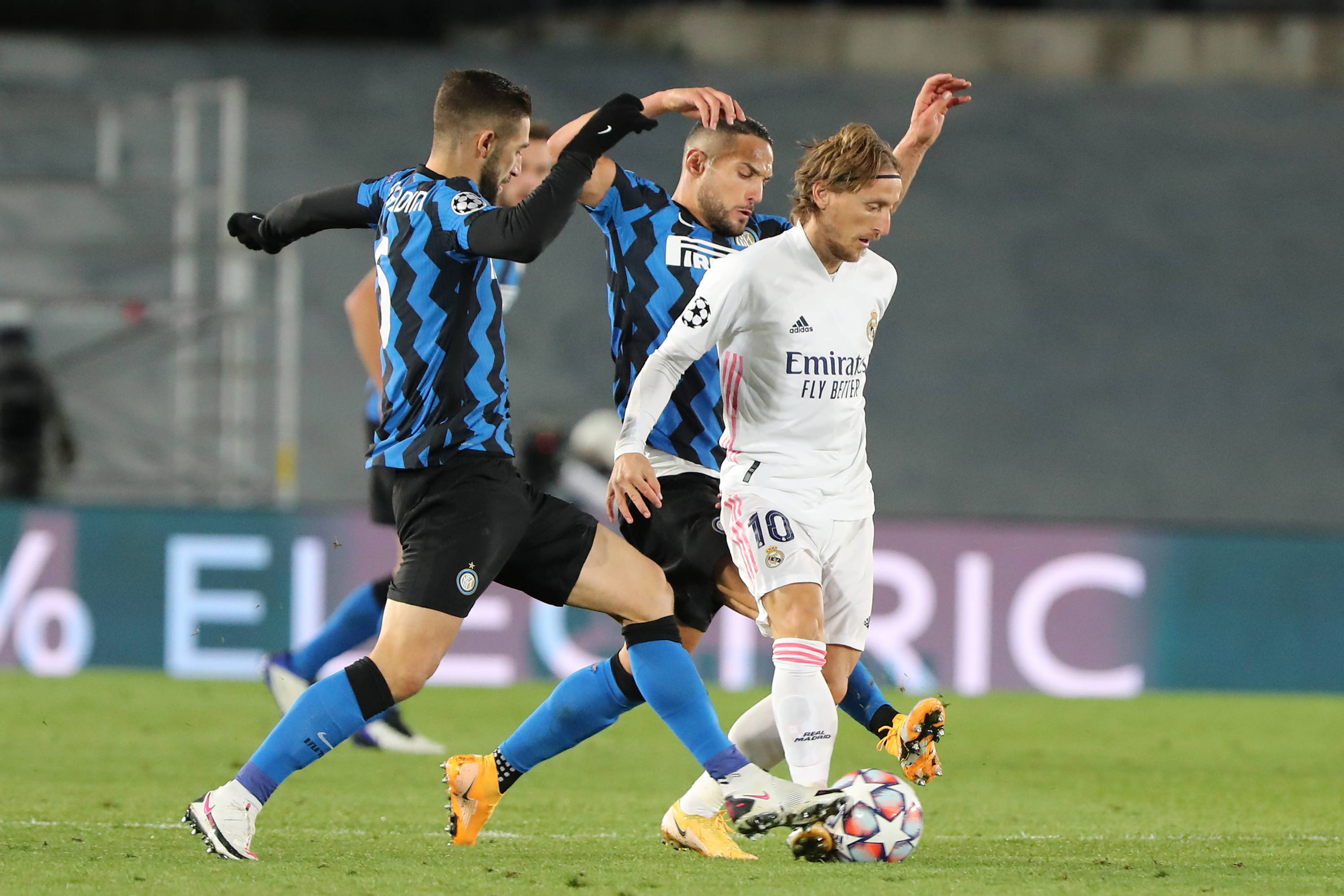 申京就该当轴！2赛季出手小于10次12胜1负，进攻流畅防守也积极了（申京该当核心枢纽：两季出手不足10次时球队12胜1负，进攻顺畅防守更积极）