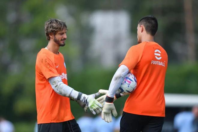 亚特兰大虽有回暖迹象，但进攻防守仍需提升。（亚特兰大呈回暖势头，攻防仍有提升空间）