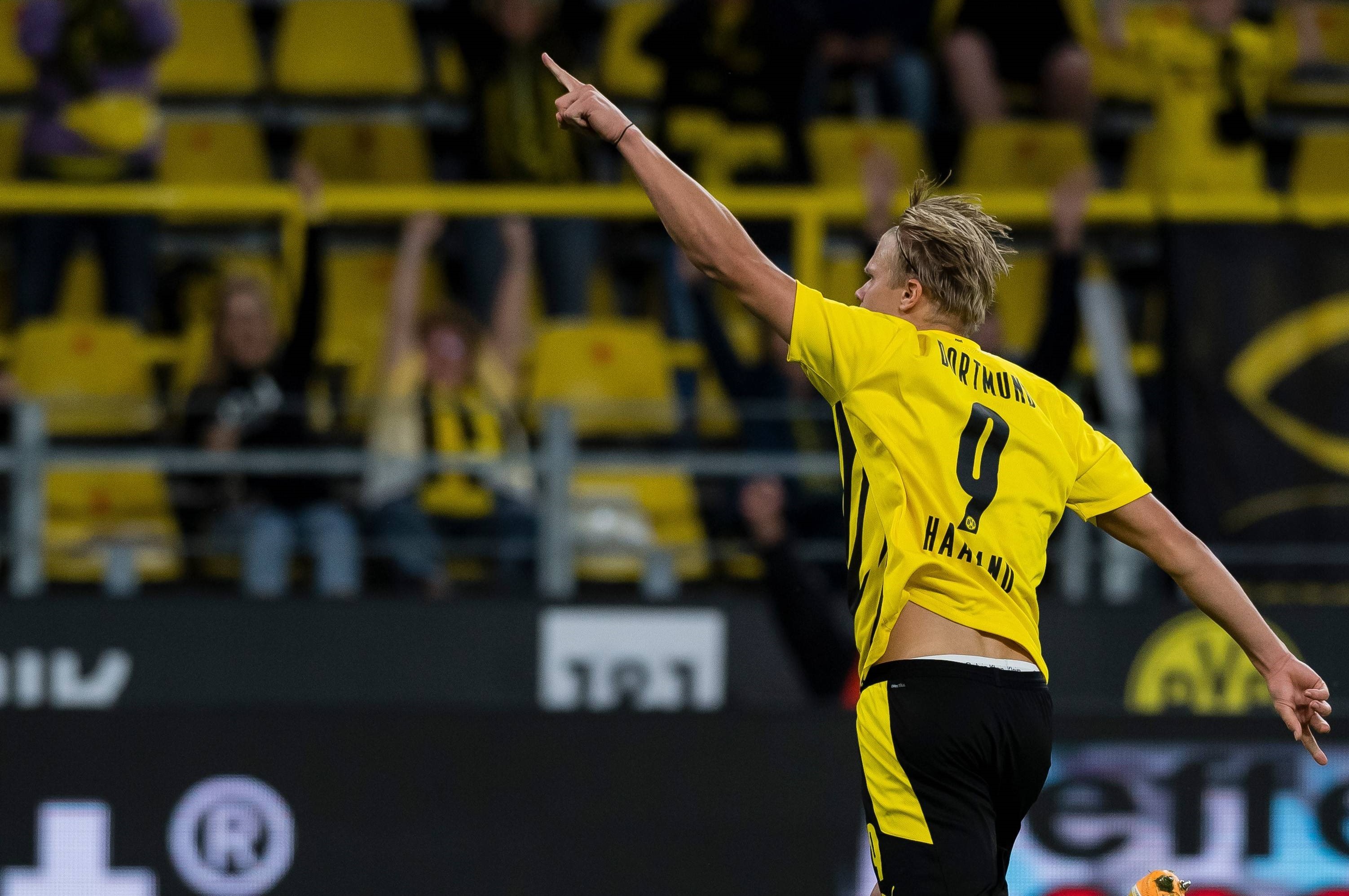 梅西出席梅西杯开幕活动，并与现场小球员们互动（梅西亮相梅西杯开幕式，与现场小球员亲切互动）