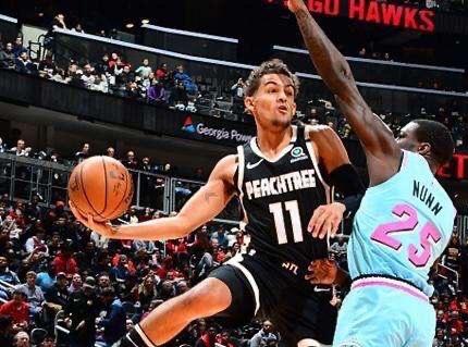 TA：非洲杯抽走曼联整条右路，阿莫林正在研究改打433（TA：非洲杯致曼联右路断档，阿莫林考虑改用4-3-3）