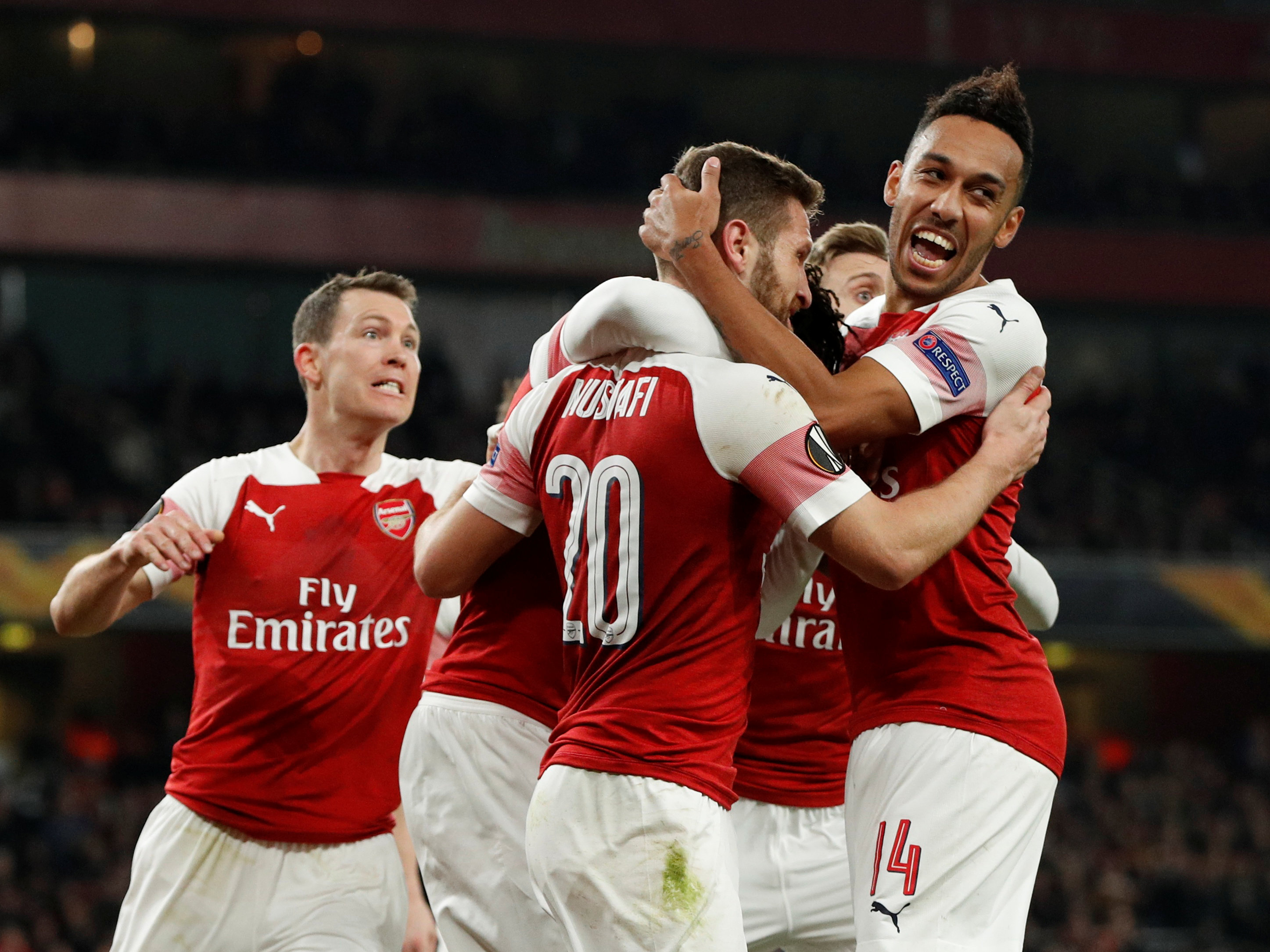 如今足坛的老队友相聚：（足坛昔日队友再度相会：）