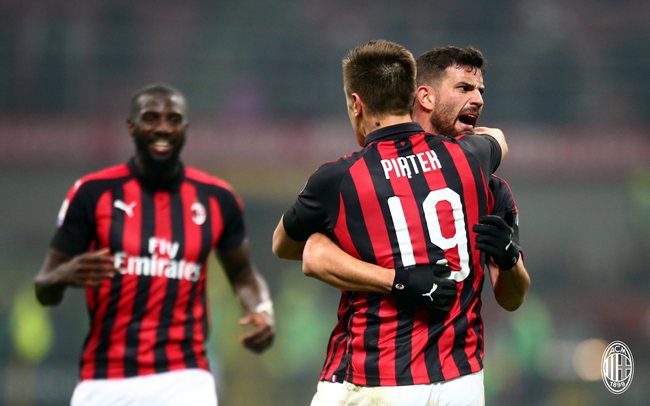 詹姆斯两双数据跻身队史前十，湖人负马刺止步NBA杯八强（詹姆斯砍两双升至队史前十，湖人不敌马刺止步NBA杯八强）