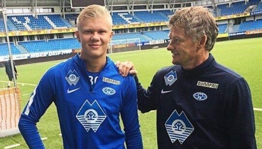 半场战报：斯图加特0-0霍芬海姆（半场战况：斯图加特与霍芬海姆0-0暂时僵持）