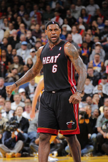 公牛vs76人前瞻：公牛4连胜状态火热，76人复仇有难度（公牛VS76人赛前解析：公牛豪取四连胜气势正盛，76人复仇之路艰险）