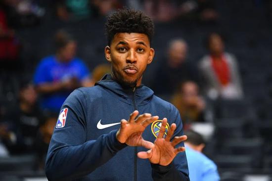 中国乒乓球队在关键战中被法国新星勒布伦逆转，展现技术与心理博弈，国乒面临严峻挑战。（关键一役，国乒遭法国新星勒布伦逆转：技战术与心理博弈凸显，挑战空前严峻）