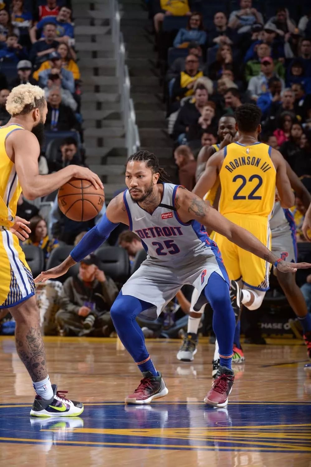 球迷：这球不进都对不起场地（球迷感叹：不进都对不起这草皮）