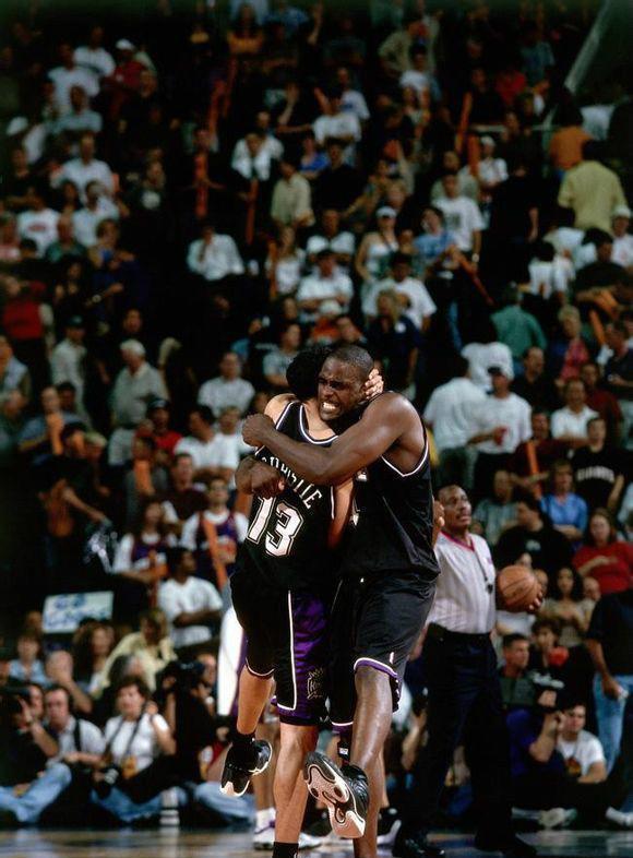 看不到梅西！印度球迷怒了：拆掉广告牌 狂扔水瓶 现场骚乱（看不到梅西引爆印度球迷不满：拆广告牌、掷水瓶，现场失控）