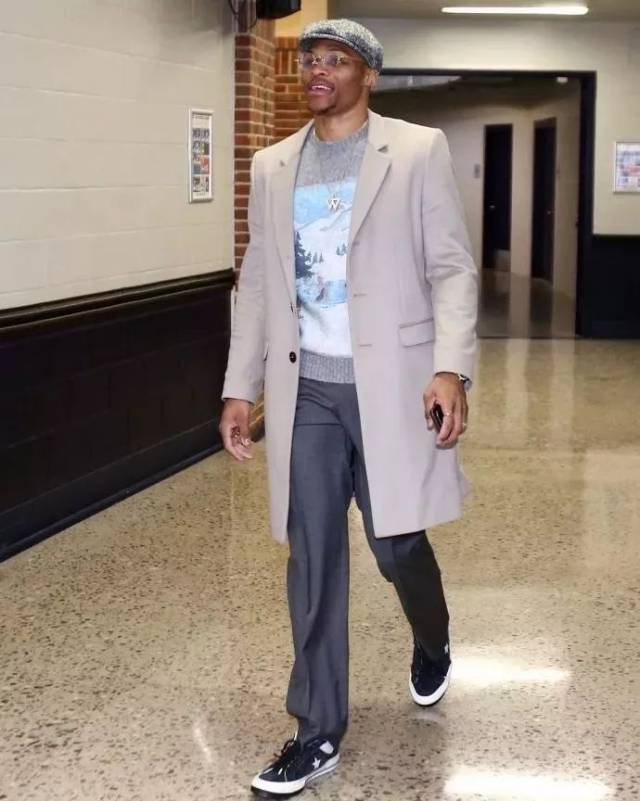 世体：什琴斯尼回归巴萨训练，莱万背部+右腿不适缺席（世体：什琴斯尼已重返巴萨合练，莱万因背部及右腿不适缺席）