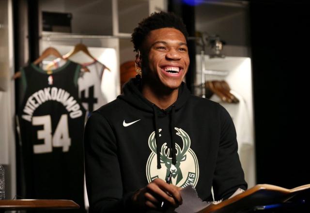 足球国足热身赛表现积极，主帅称进步肉眼可见（国足热身赛表现向好，主帅直言进步一目了然）